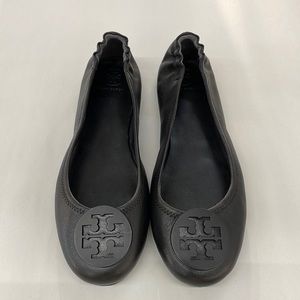 Minnie Leather Travel Ballet Flats in Perfect Black